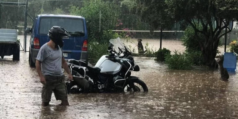 Μπουρίνι χτύπησε την Αττική -Ποτάμια οι δρόμοι στα νότια Προάστια (εικόνες, βίντεο)